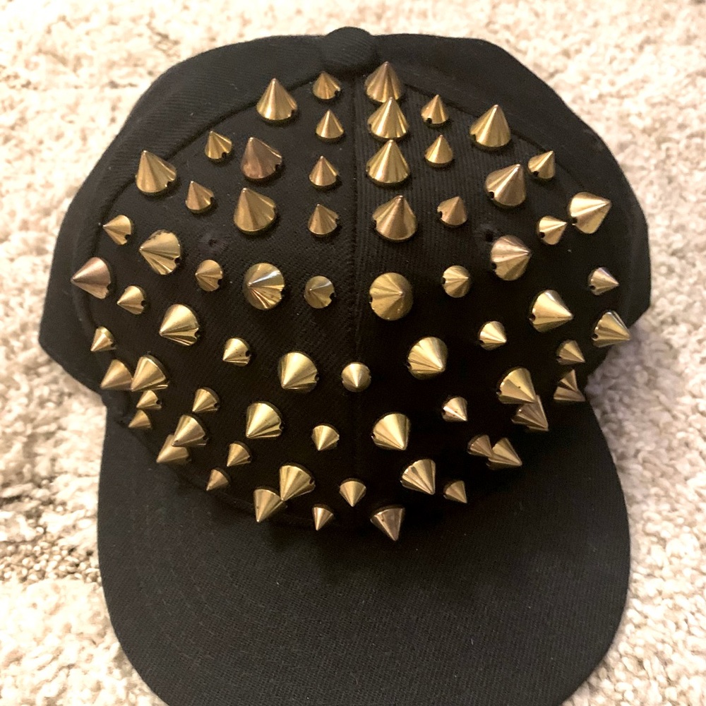 Fitted cap with spikes